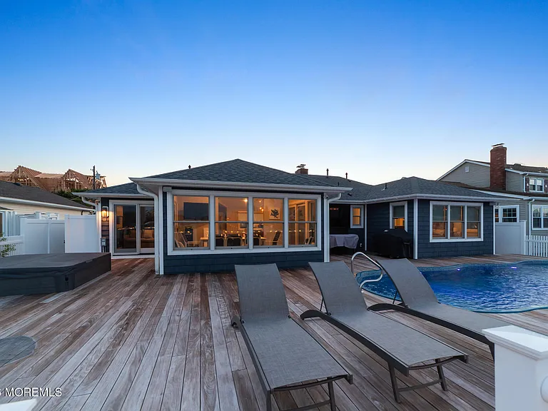 347 Bay Ln — Photo 17