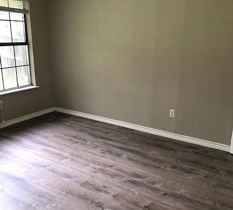 4th image of 901 Meadowlark Cir