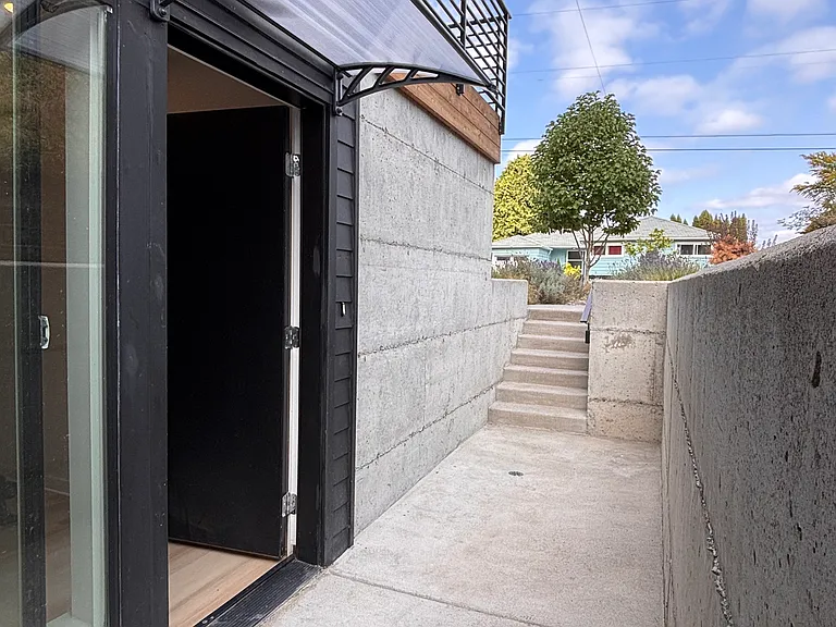 2090 NE Morgan St #B — Photo 14