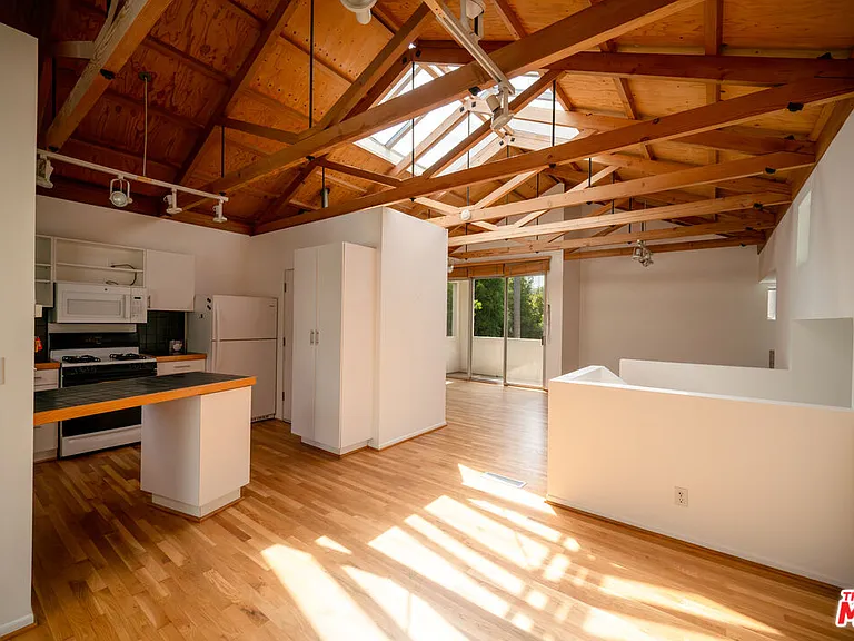656 Angelus Pl — Photo 2