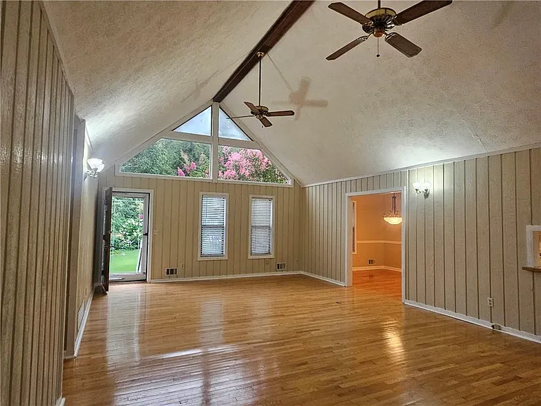 395 Monivea Ln — Photo 6