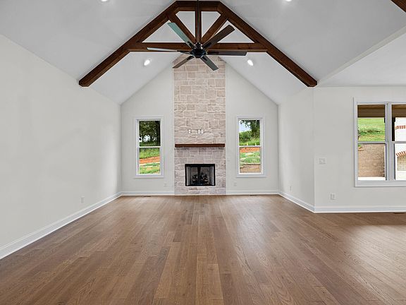 4th image of 545 Clubhouse Dr