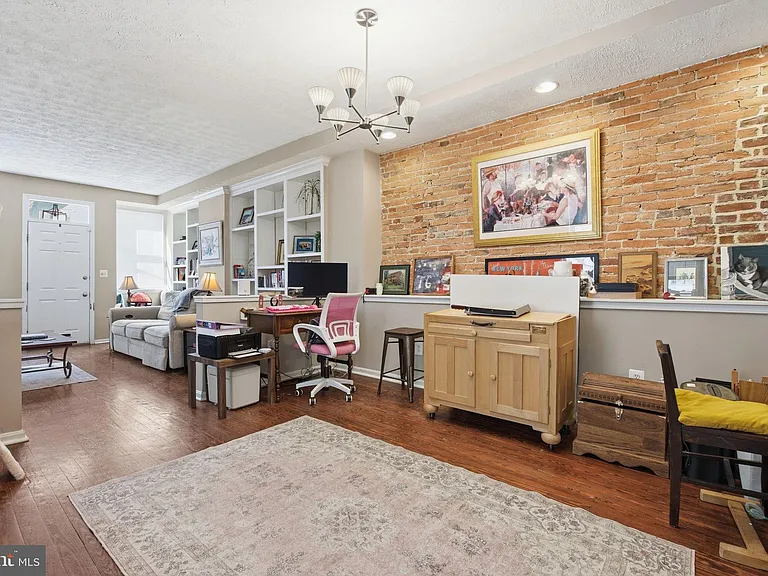 116 W Clement St — Photo 8