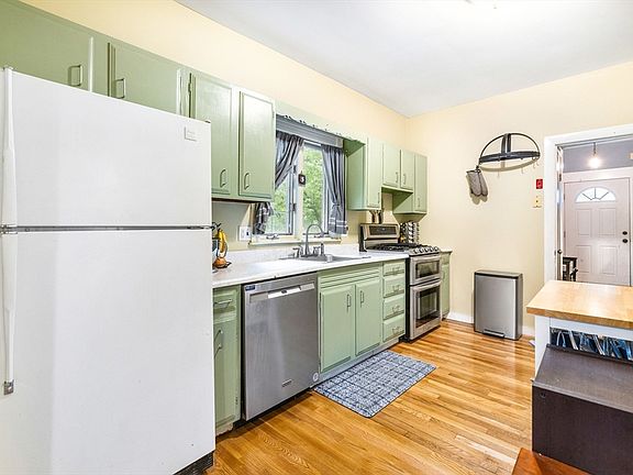 3rd image of 9 Hall St
