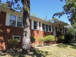 1st image of 220 Lakeview Dr