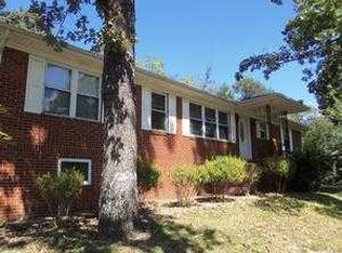 220 Lakeview Dr, Rossville, GA 30741