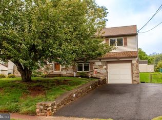 995 Hilltop Rd, Warminster, PA 18974