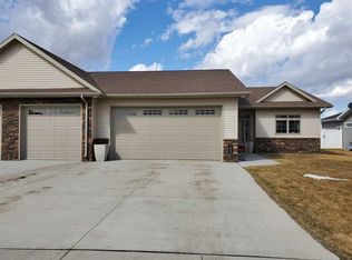 1823 Valley Bluffs Dr SE, Minot, ND 58701