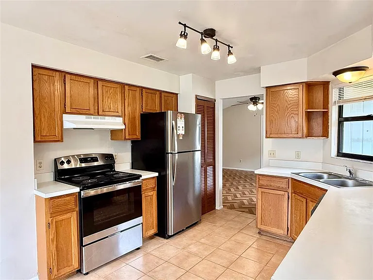 1215 Creekbottom Cir — Photo 9