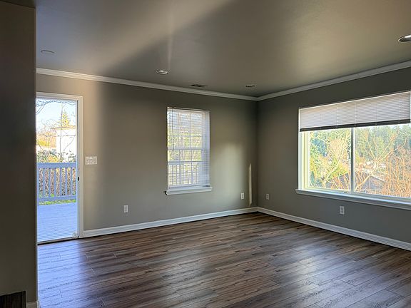 5th image of 12 Lake Louise Dr SW
