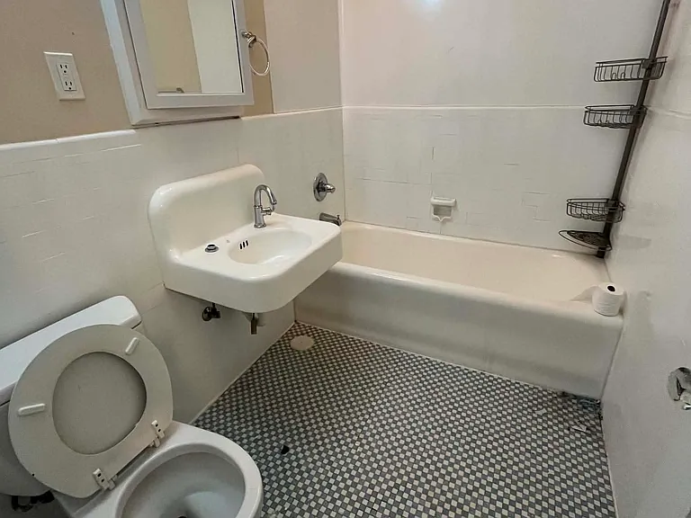 Brentwood Apartments — Photo 12