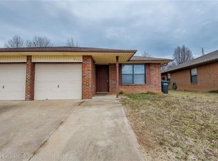 2424 W Yvonne Dr, Fayetteville, AR 72704
