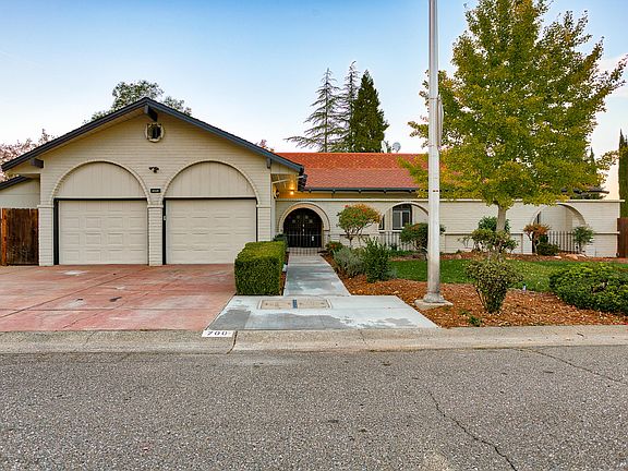 3rd image of 700 Royal Oaks Dr