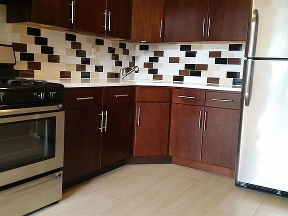 3rd image of 369 E 28th St #6