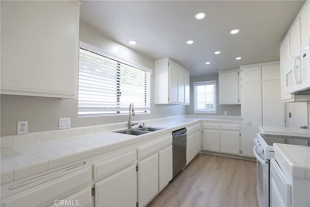 3 bed, 1303 sqft, $4,250 — Photo 2