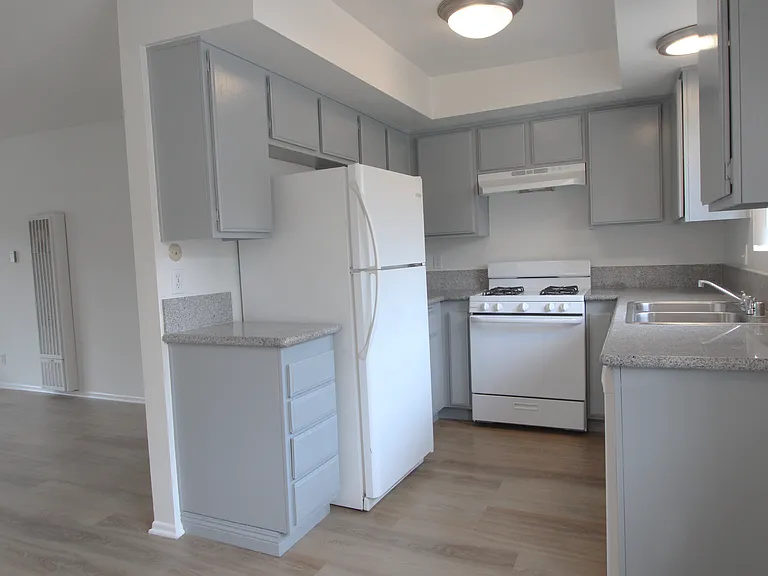 824 E Windsor Rd — Photo 10