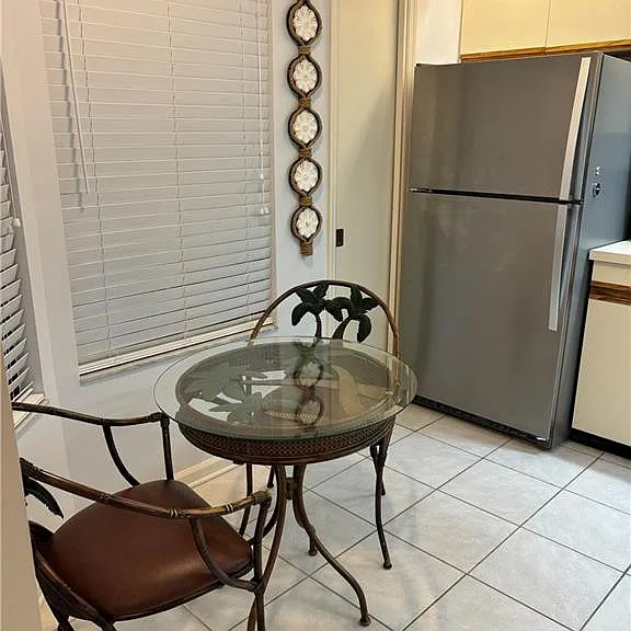 874 Wimbledon Dr — Photo 3