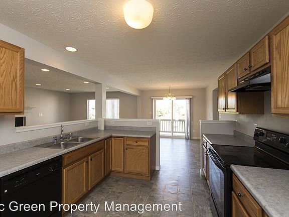 3rd image of 2398 Hillsdale Dr