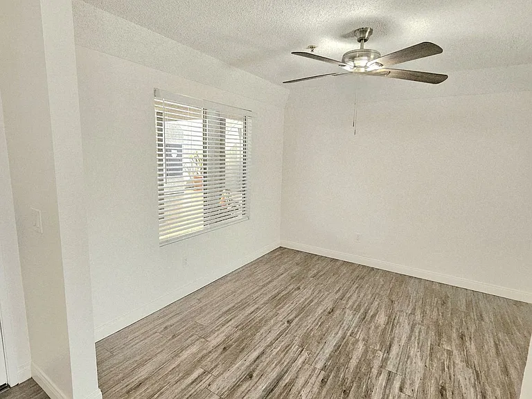Yorktown Apartments — Photo 6
