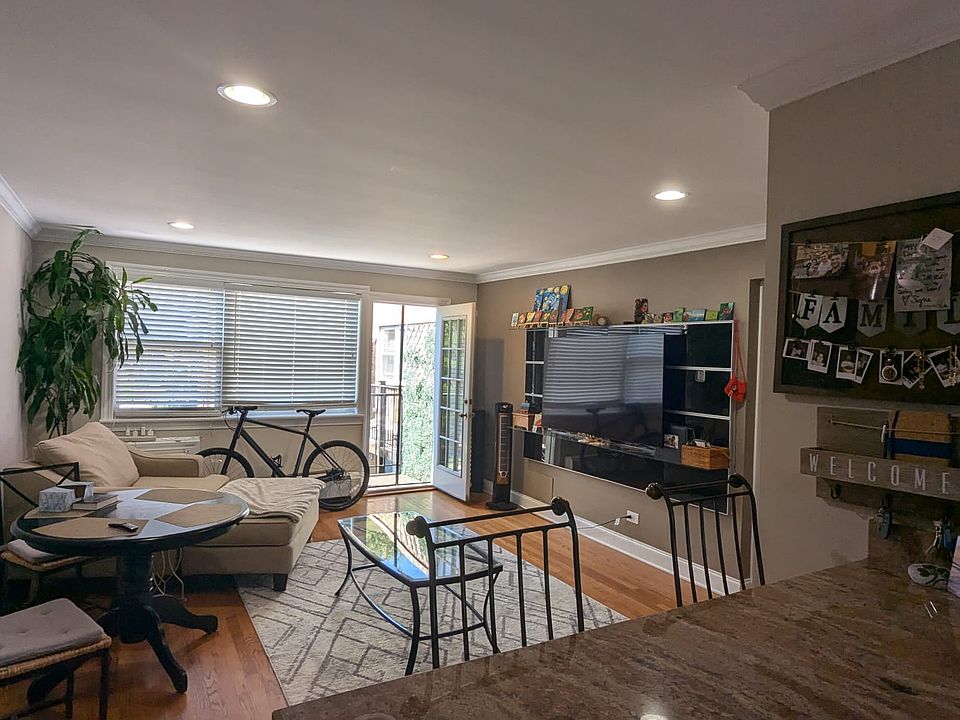 1st image of 6037 N Rockwell St APT 3D