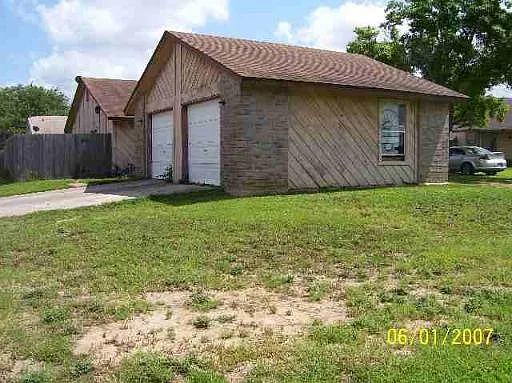 8904 Meadow Trace — Photo 4