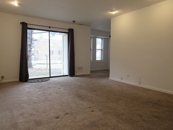 3rd image of 2025 Country Club Dr APT 5