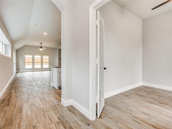 5th image of 905 Hoyt Dr