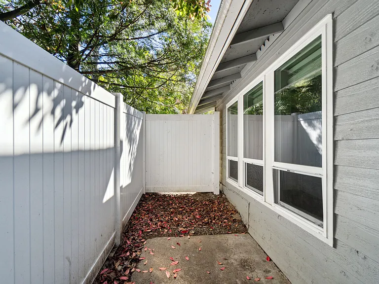 Spinnaker Apartments — Photo 24
