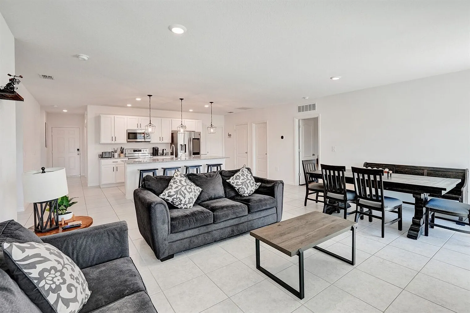4 bed, 2.0 bath, $5,683 — Photo 3