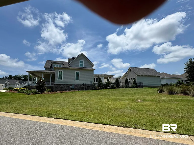 905 Geranium Dr — Photo 3