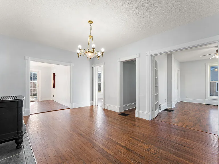 557 Chicago St — Photo 3