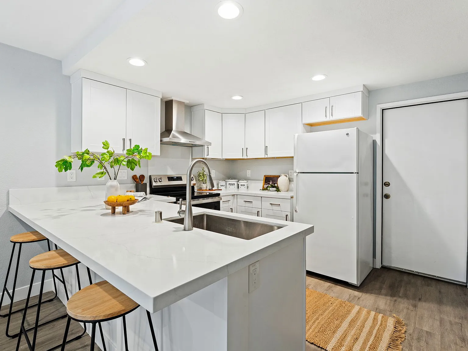 3 bed, 2.5 bath, 1721 sqft, $3,000 — Photo 2