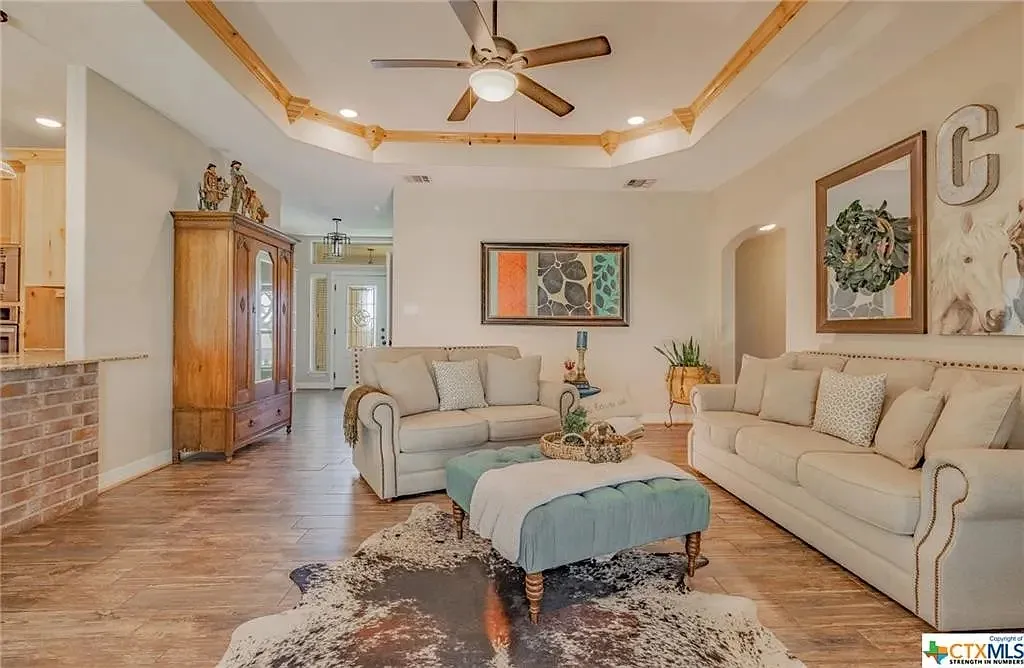 4 bed, 2004 sqft, $1,900 — Photo 2