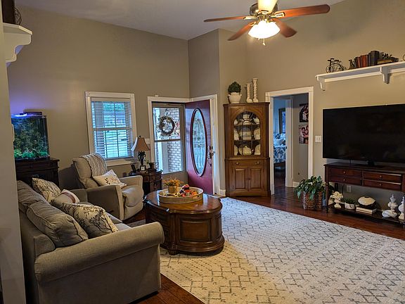 4th image of 142 Castlewood Dr