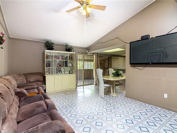 2nd image of 926 Ravencroft Dr