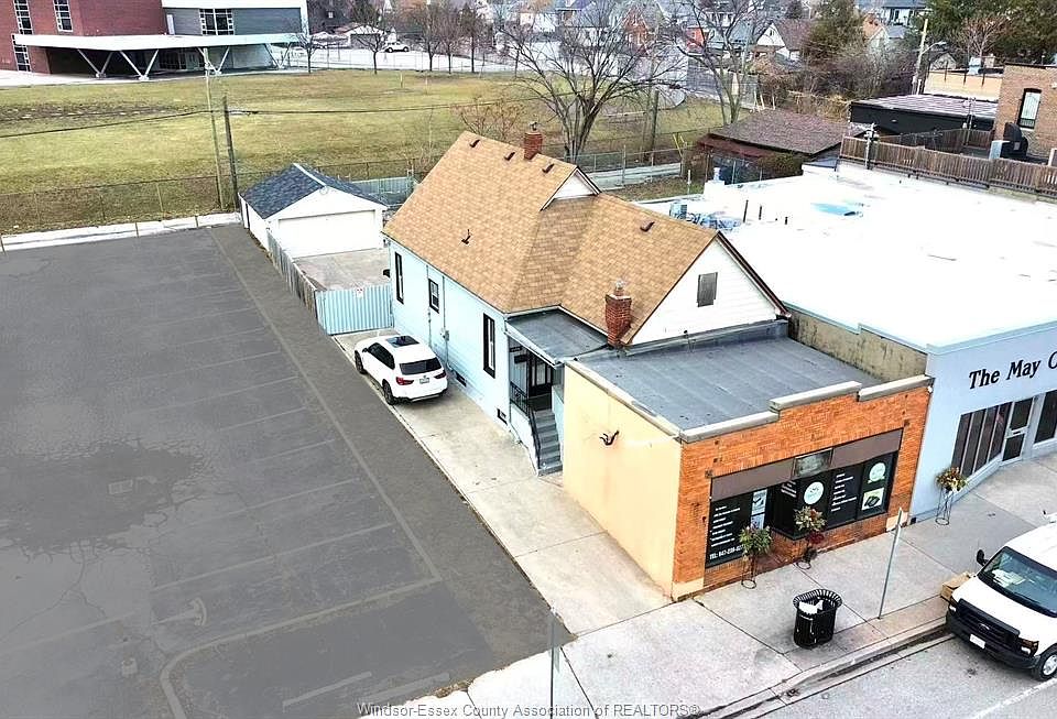 1st image of 1116 Wyandotte St E
