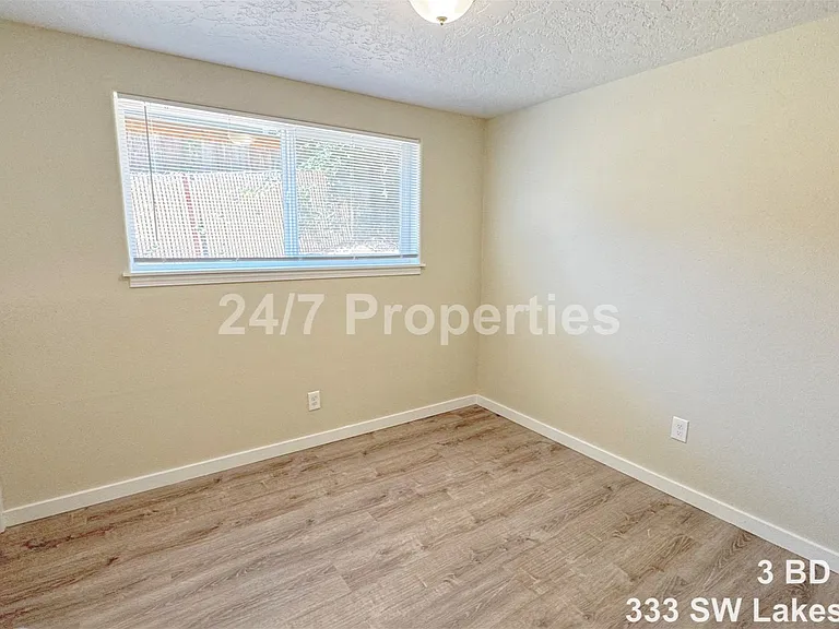 333 SW Lakeshore Dr — Photo 9