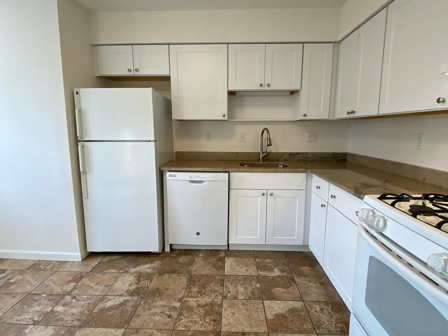 2 bed, 900 sqft, $2,500 — Photo 4
