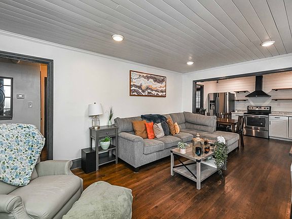 4th image of 4019 Pine Hill Dr