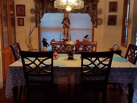 3rd image of 727 Wild Rose Ave