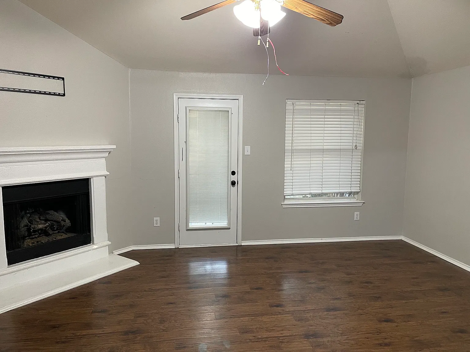 3 bed, 1955 sqft, $2,300 — Photo 3