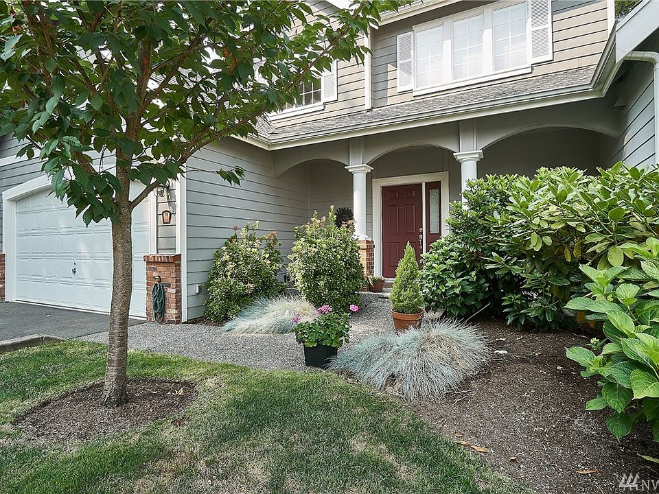 Beautiful home in desirable Shiloh Village in Covington.
