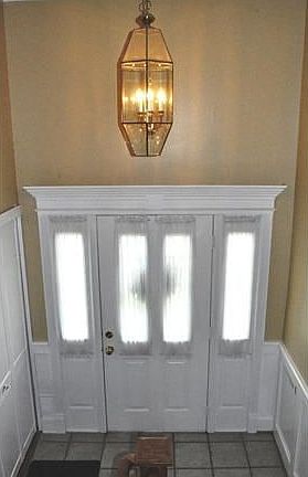 Front entrance w/tile floor