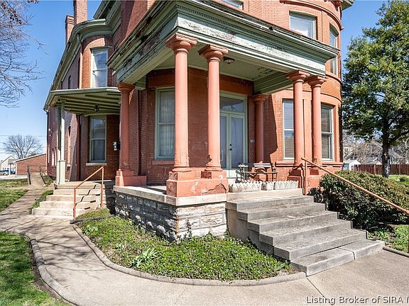 3rd image of 209 E Chestnut Street