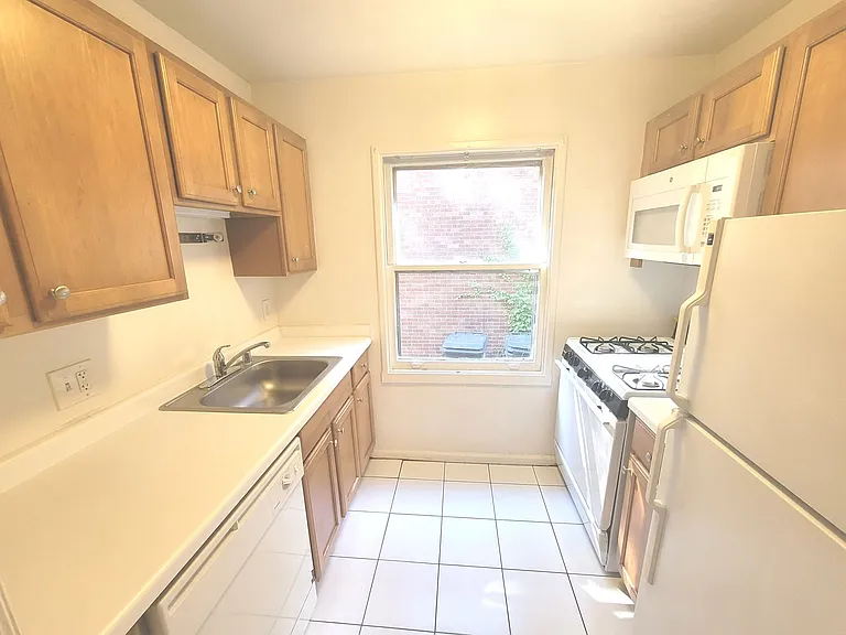 2523 Lake Dr — Photo 16