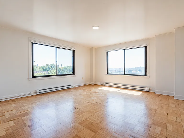 Comfortable Urban Living in a Classic Brick Building Near UW & Light Rail — Photo 5