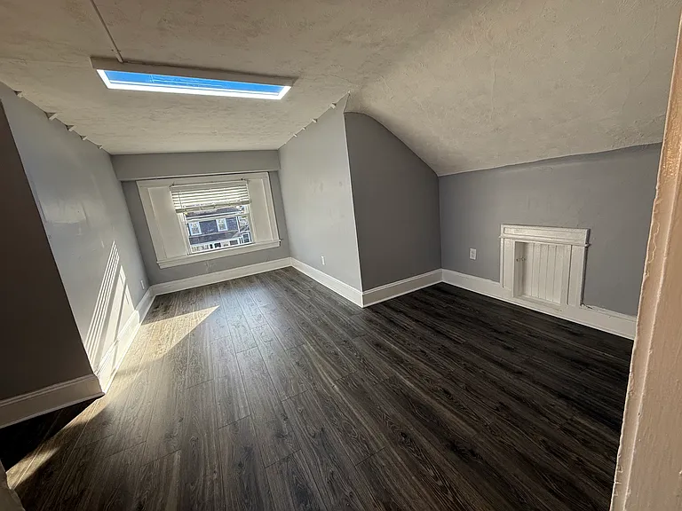 208 4th Ave #4 — Photo 5