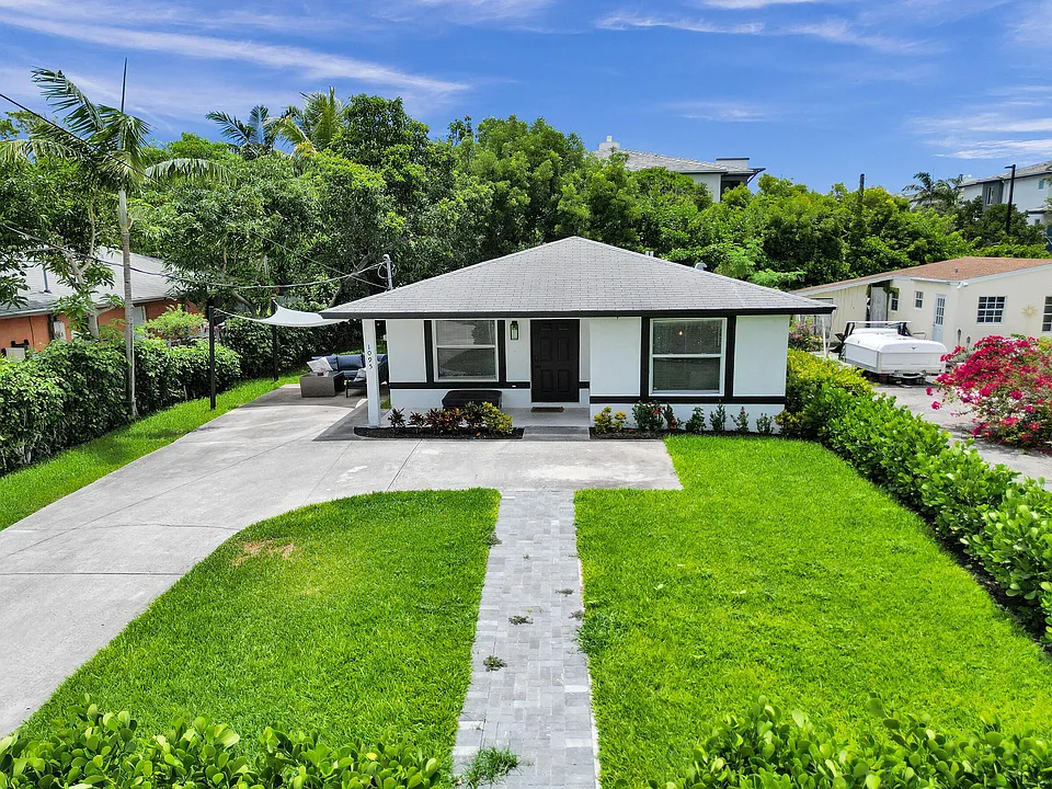 1095 Miami Blvd