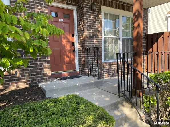 386 Village Ct, Fort Lee, NJ 07024