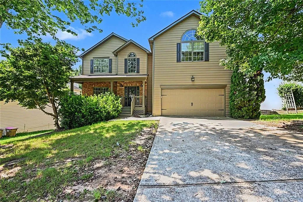 4 bed, 2.5 bath, 2442 sqft, $2,550 — Photo 1